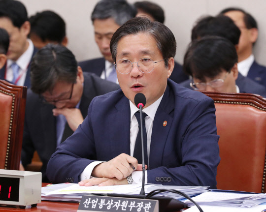 지난 18일 국회에서 열린 산업통상자원중소벤처기업위원회의 산업통상자원부 종합국정감사에서 성윤모 산업부 장관이 의원 질의에 답변하고 있다.    연합뉴스